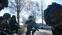 Soldaten sichern den Bereich um den Gruppenführer.
