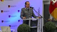 Ein Soldat am Rednerpult.