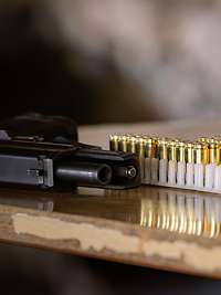 Pistole P8 mit Munition Eine Pistole P8 mit Munition liegt auf einem Tisch