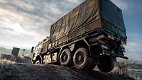 Ein Lkw überfährt eine sehr spitze Kuppe, eine Hinterradachse hängt in der Luft.