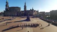 Rund 600 Soldatinnen und Soldaten sind angetreten vor der Dresdener Semperoper