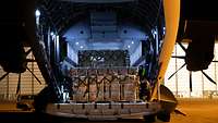 Durch die offene Laderampe sind beladene Paletten im Laderaum des A400M zu sehen.