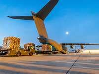 Ladung für den A400M Zwei mit Paletten beladene Hubwagen warten an der offenen hinteren Laderampe des A400M.