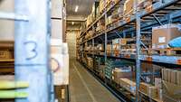 Eine Lagerhalle gefüllt mit Regalwänden und eingelagerten Materialien