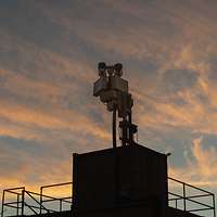 Das Kamerasystem ragt in den orangenen Morgenhimmel. 