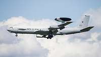 Ein NATO E-3A-AWACS-Flugzeug ist in der Luft. Das Fahrwerk ist ausgefahren.