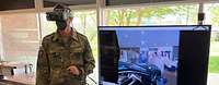 in Soldat mit 3-D-Brille testet die virtuelle Landkarte.