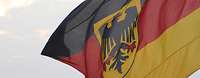 Bundesdienstflagge Eine Bundesdienstflagge weht im Wind.