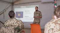 Ein Soldat hält eine Präsentation vor anderen Soldaten