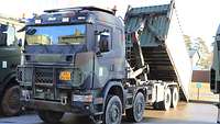 Ein LKW der niederländischen Streitkräfte Ein Militär-Lkw lädt einen Container ab.