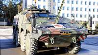 Ein GTK-Boxer als Sanitätsfahrzeug Auf der Motorabdeckung eines gepanzerten Sanitätsfahrzeuges ist eine Kabelkappvorrichtung angebracht.