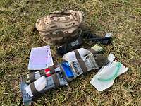 Erste-Hilfe-Set bei Ausbildung zum Combat Life Saver Auf einer Wiese angeordnet liegen Utensilien für die Erste Hilfe.
