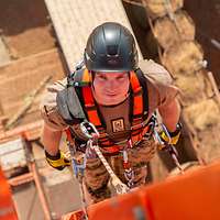 Ein Soldat hängt auf 30 Metern Höhe in seinem Sicherungssystem