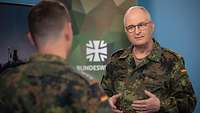 Generalinspekteur Eberhard Zorn spricht mit einem Soldaten während eines Interviews.