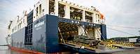 Verladeübung des Logistikbataillons 161 Soldaten verladen LKW auf ein Schiff