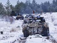 Schützenpanzer im Schnee und Eis Drei Marder fahren durch den Schnee.