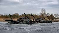 Auf einer Fähre stehen zwei Kampfpanzer.