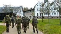 Soldatinnen und Soldaten am Kloster Nütschau