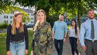 Eine Soldatin und viele Zivilangestellte