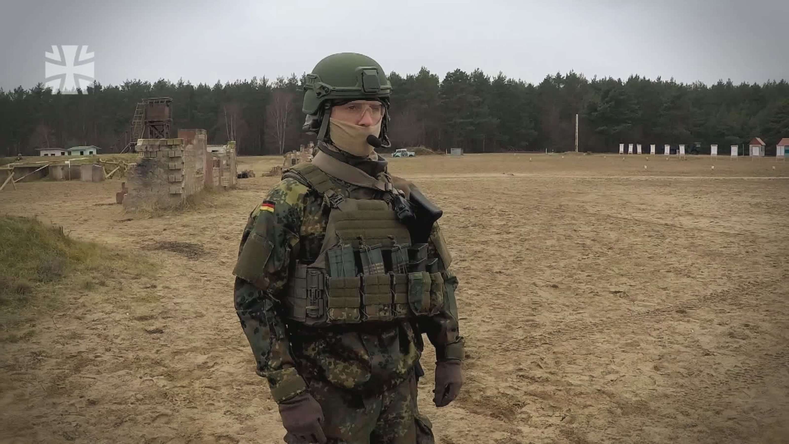 Schutzweste und Gefechtshelm der Bundeswehr