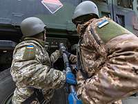 Ausbildung ukrainischer Soldaten am Flugabwehrsystem Patriot Zwei ukrainische Soldaten bedienen das Flugabwehrsystem Patriot.