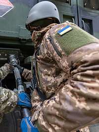 Zwei ukrainische Soldaten bedienen das Flugabwehrsystem Patriot.