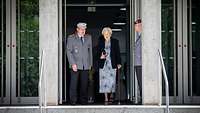 General Pfeffer und Frau Dr. Uta von Aretin auf dem Weg zu den Kränzen