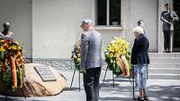 Zu den Klängen der Trompete gedachten der Befehlshaber und Frau Dr. Aretin