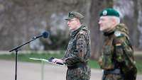 Brigadegeneral Olaf von Roeder steht hinter einem Rednerpult. 