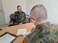 Obergefreiter Heinz H. informierte sich im Einzelgespräch über seine Möglichkeiten im Heimatschutzregiment 2