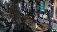 Ein Verwundeter wird in einer CH-53 medizinisch versorgt