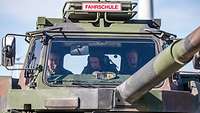 Der Verteidigungsminister im Fahrschulpanzer