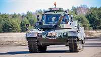 Der Leopard 2A4 in der Version für die Kraftfahrausbildung mit gläsernem Turm.