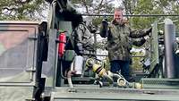 Ein Mann auf einem mit Pumpen bestückten Lastkraftwagen