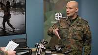 Zwei Soldaten stehen sich während eines Interviews gegenüber.