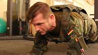 Ein Soldat beim planken.