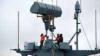 Marinearsenal Entfernung militärische Komponenten Angehörige des Marinearsenals entfernen ein Radar vom Schiff