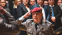 Ein Soldat im Dienstanzug vor Publikum