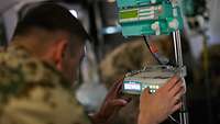 516A8084 Ein Soldat bedient eine Medikamentenpumpe