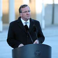 Boris Pistorius steht hinter einem Rednerpult, außerhalb des Verteidigungsministeriums.