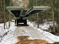 Brückenlegepanzer Biber bei Griffin Lightning Ein Brückenlegepanzer Biber fährt seine Brücke aus in einem verschneiten Wald