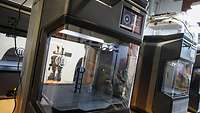 In einem 3D-Drucker befindet sich ein gedrucktes Ersatzteil.