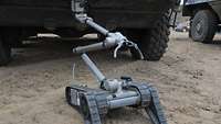 Ein iRobot PackBot 510 steht im Sand.