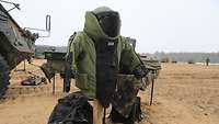 Ein Bombenschutzanzug EOD-10 steht im Gelände.