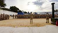 Soldaten der deutschen Einheit stehen zum Antreten in einer Formation