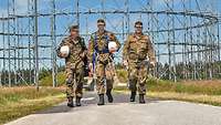 Soldaten laufen zurück von einer Wartung.
