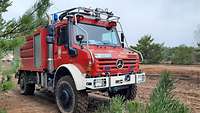 Ein Unimog-Feuerwehrfahrzeug von außen