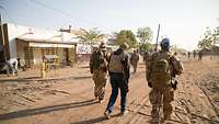 Patroullie zu Fuß durch ein Dorf in Mali