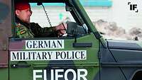 Zwei deutsche Feldjäger in einem Jeep
