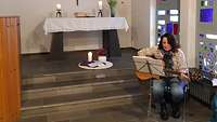 Militärpfarrerin Silke Röcher-Hoffmanns musikalische Begleitung des Gottesdienstes Militärpfarrerin Silke Röcher-Hoffmanns musikalische Begleitung des Gottesdienstes